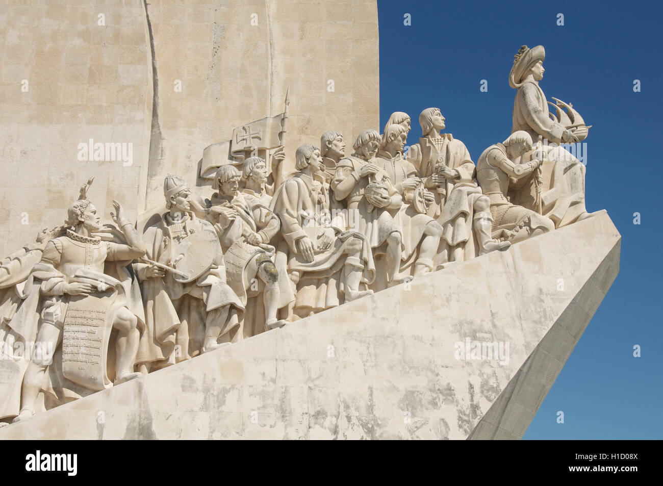 Denkmäler. Das Denkmal der Entdeckungen in Belém feiert die großen Helden der portugiesischen Zeitalter der Erforschung und Entdeckung. Lissabon, Portugal. Stockfoto