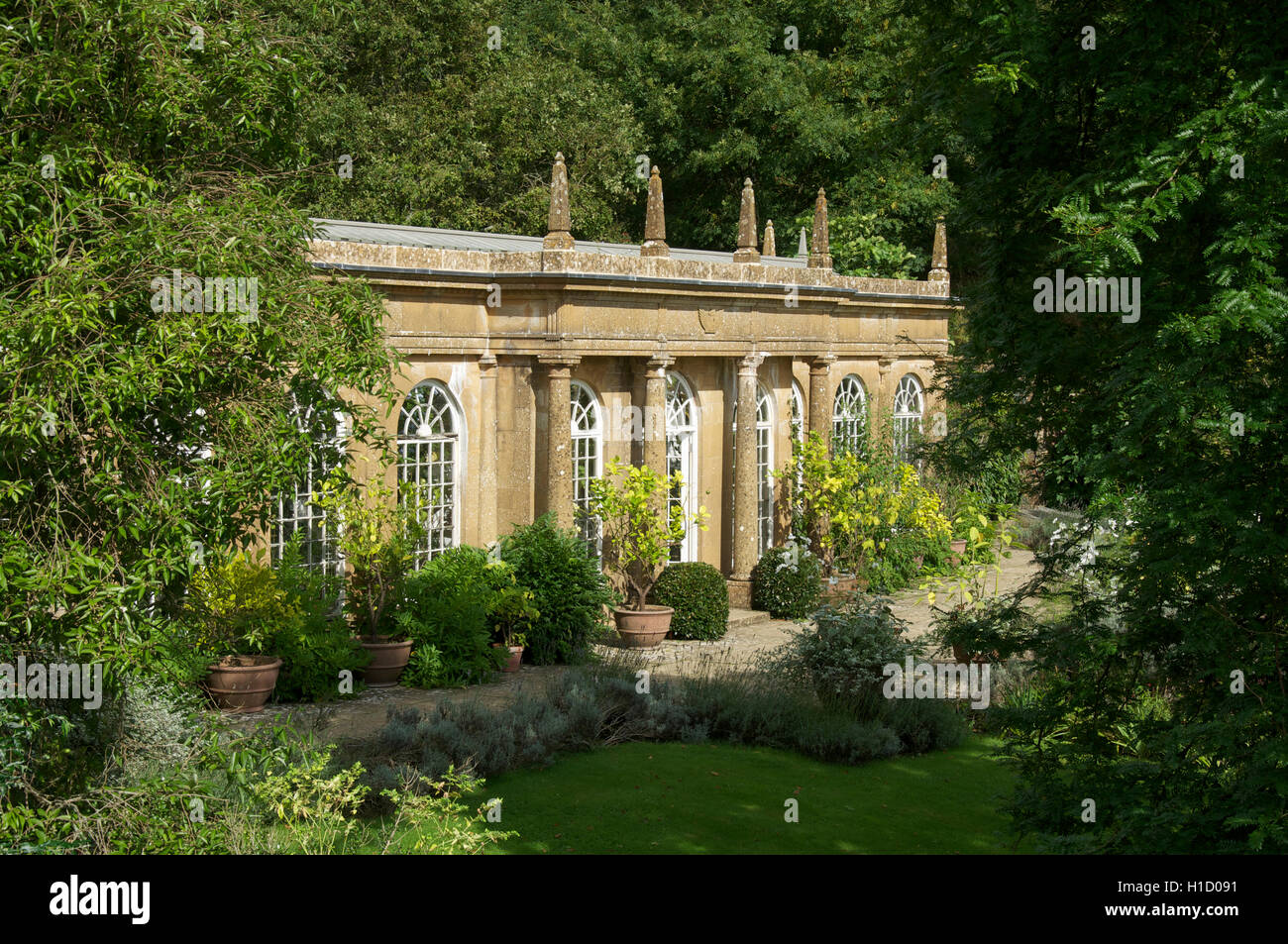 Architektur. Eine Orangerie in den italienischen Gärten von Mapperton. Eine malerische historische Herrenhaus in der Nähe von Beaminster in ländlichen West Dorset, England. Stockfoto
