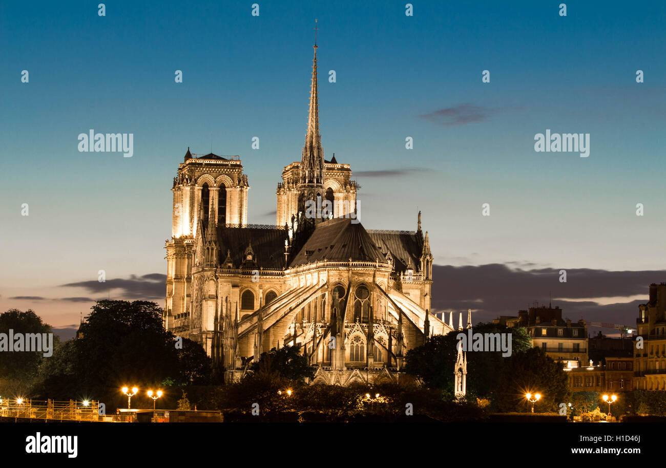 Die Notre-Dame ist eine historische katholische Kathedrale auf der Osthälfte der Île De La Cité im 4. Arrondissement von Paris. Stockfoto