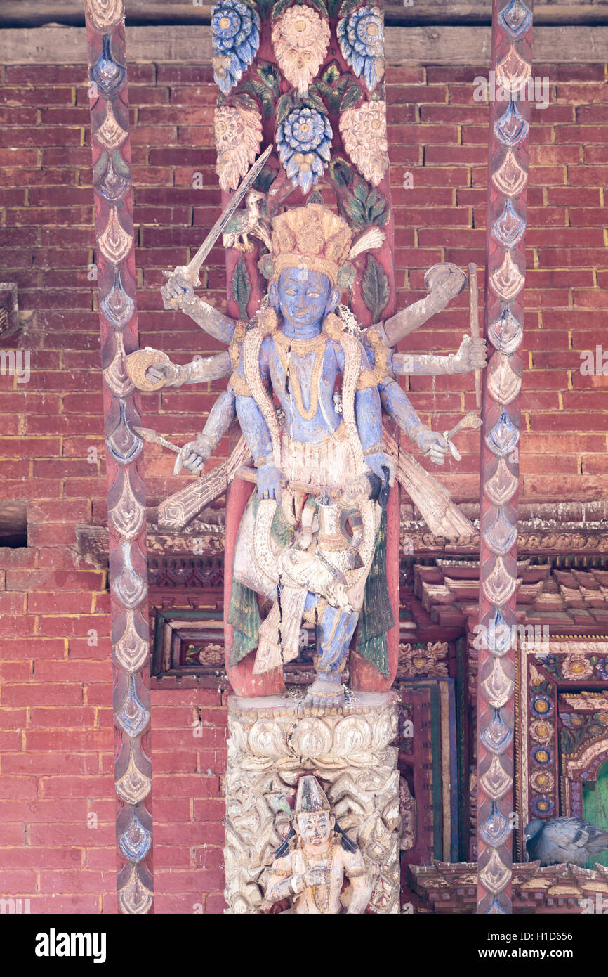 Tempel-Dach unterstützt in Form einer tantrischen Gottheit, Changu Narayan-Tempel in der Nähe von Bhaktapur, Nepal Stockfoto