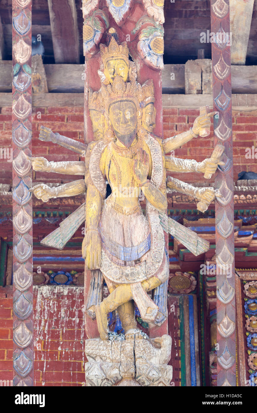 Tempel-Dach unterstützt in Form einer tantrischen Gottheit, Changu Narayan-Tempel in der Nähe von Bhaktapur, Nepal Stockfoto