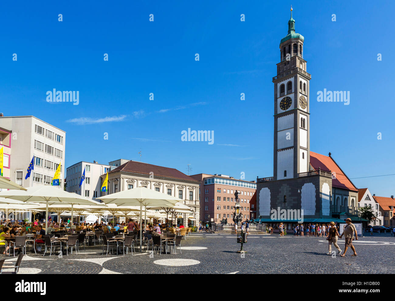 Cafe im Rathausplatz mit Blick auf den Perlachturm (Perlach Turm) und Kirche von St. Peter, Augsburg, Bayern, Deutschland Stockfoto