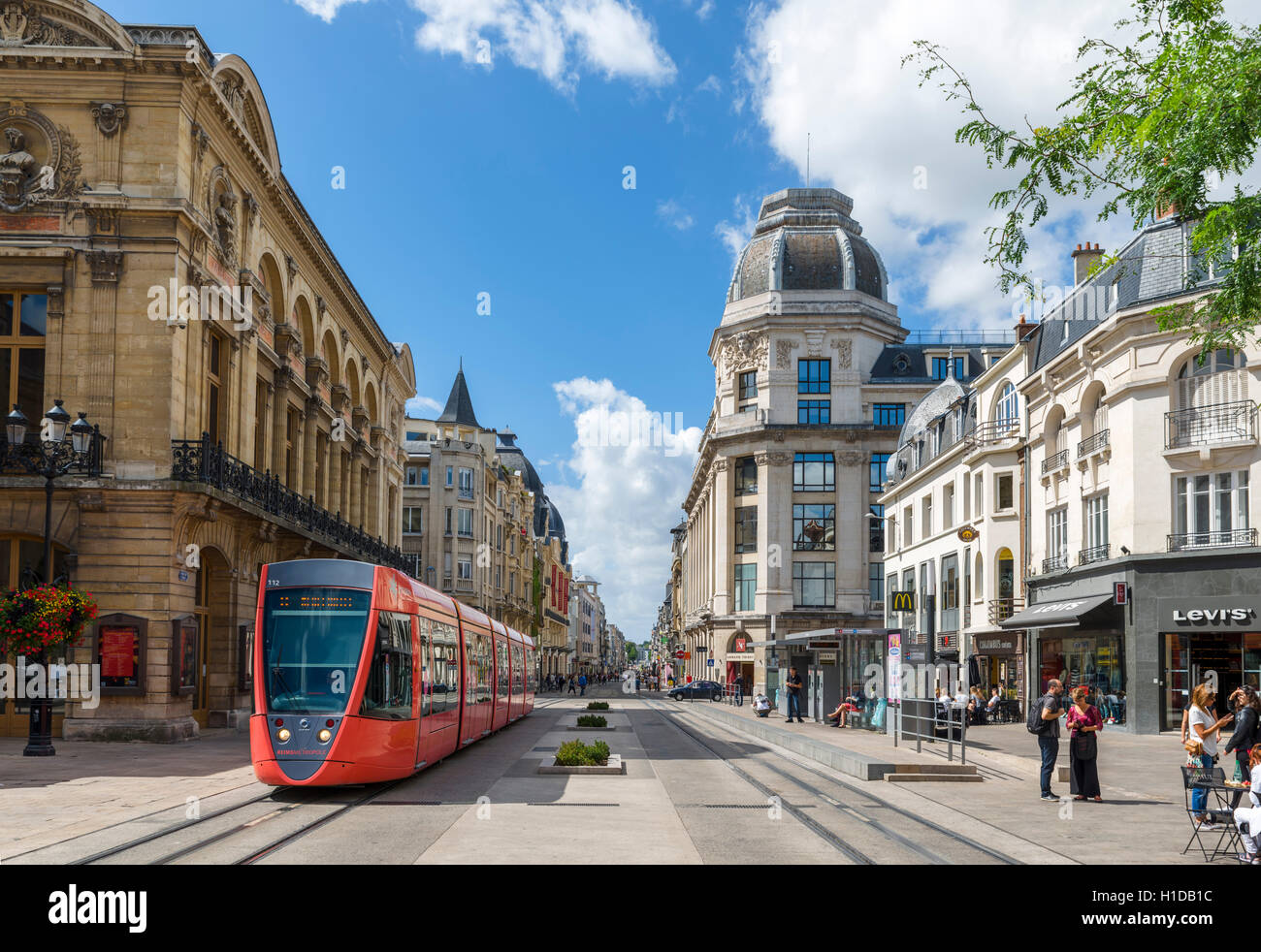 Straßenbahn und Geschäften in der Stadt-Zentrum, Ort Myron Herrick, Reims, Frankreich Stockfoto