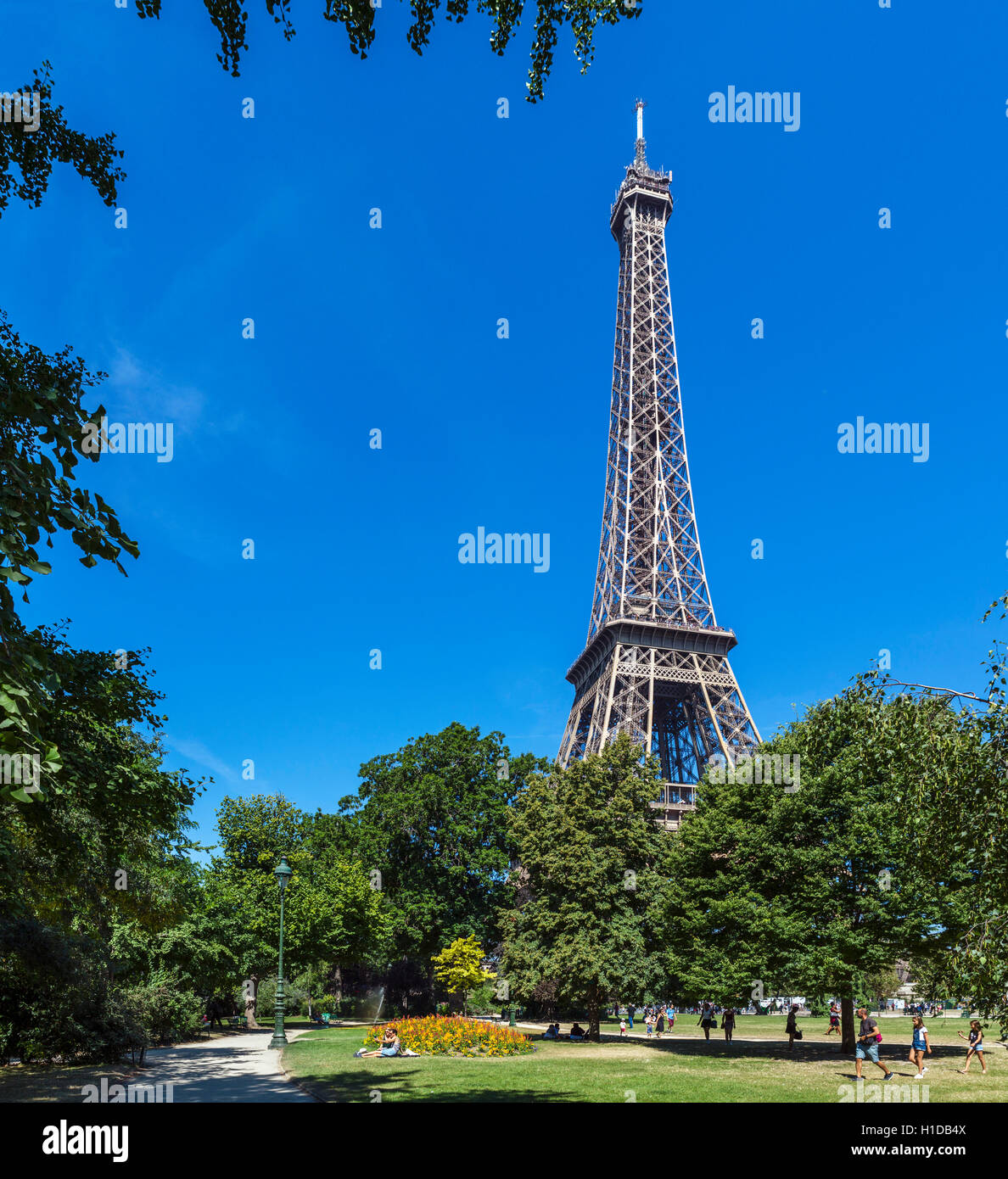 Eiffelturm (Tour Eiffel) aus dem Champ de Mars, Paris, Frankreich Stockfoto