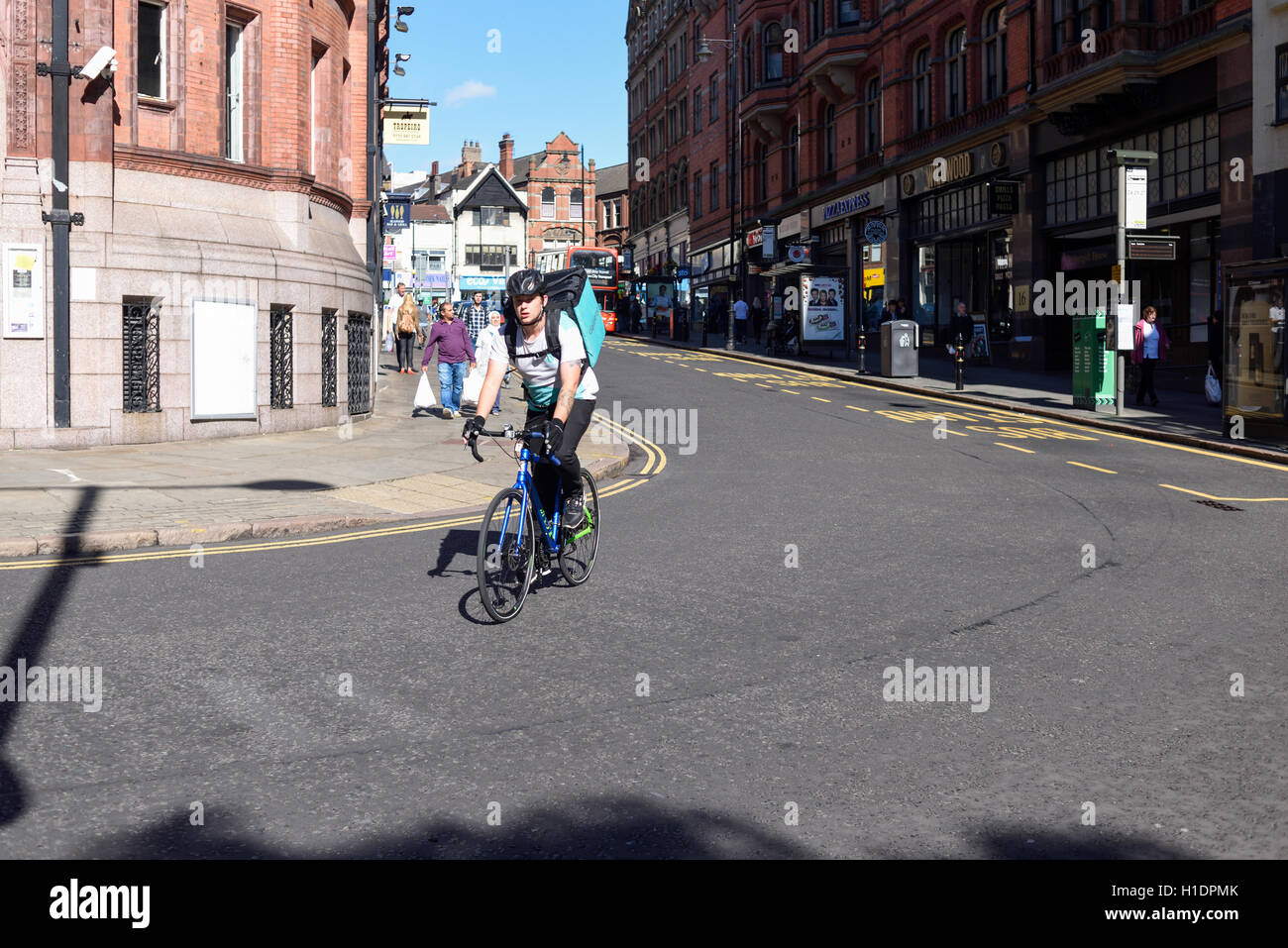 Deliveroo Food Kurier Radfahrer, Nottingham, UK. Stockfoto