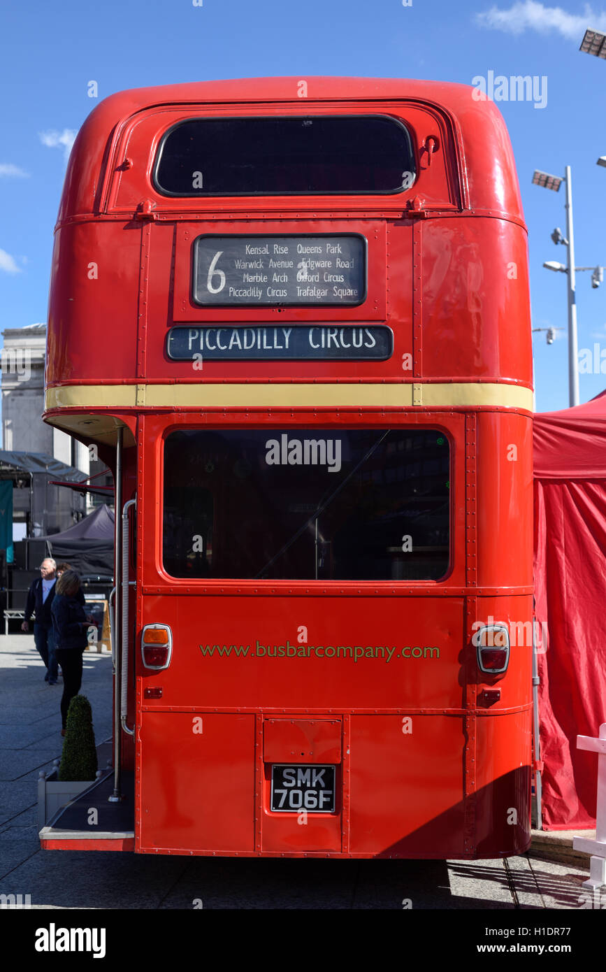 Route Master Double Decker Bus in eine Mobile Bar verwandeln. Stockfoto