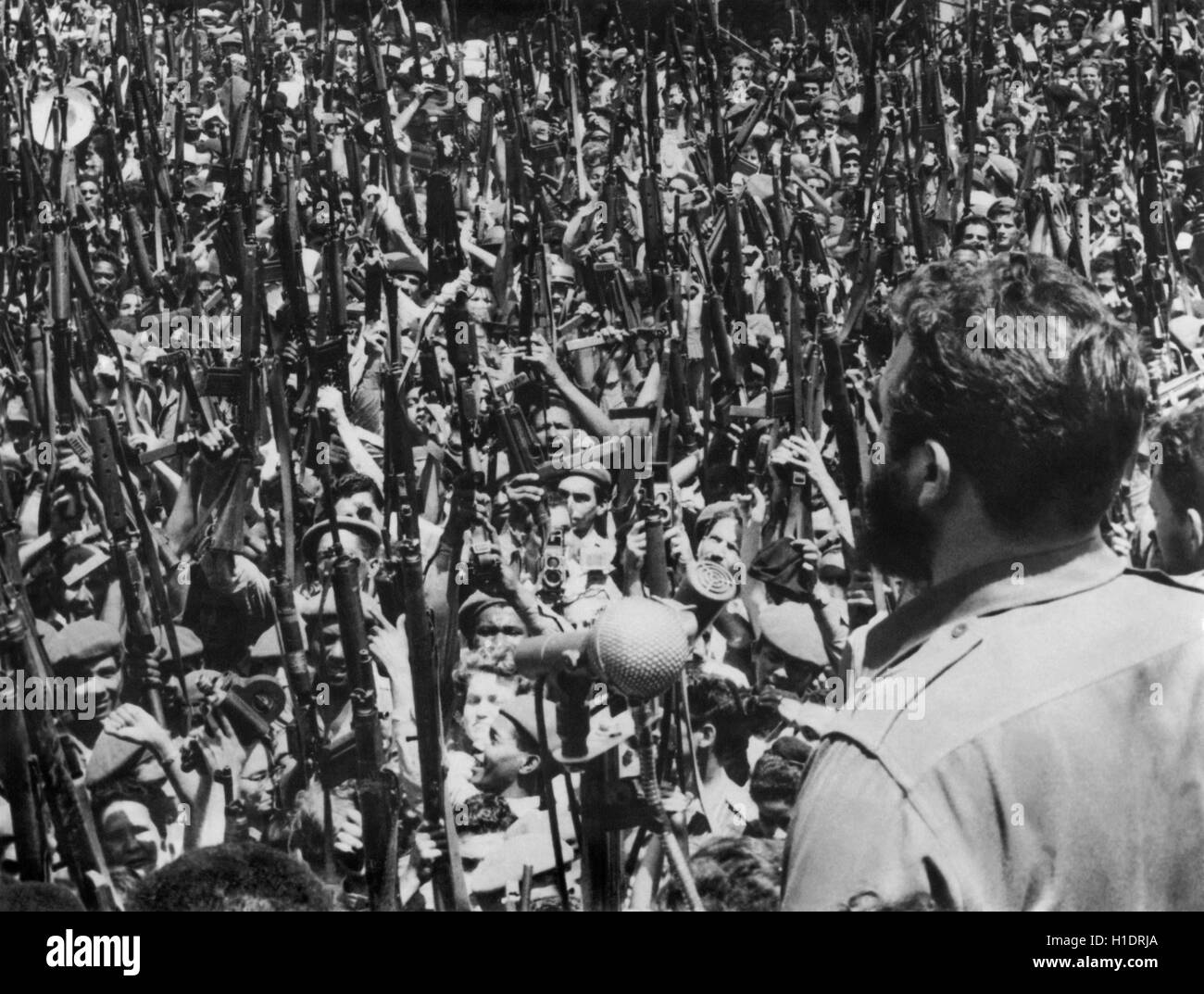 Kubanische Revolutionsführer und Ministerpräsident Fidel Castro eine Rede in Zentral-Havanna am 16. April 1961 (am Tag vor der U.S.-geförderten Schweinebucht-Invasion), bewaffnete revolutionäre. Foto von Raul Corrales. Stockfoto