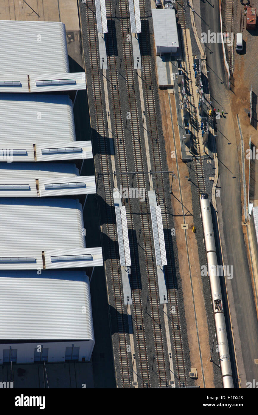 Luftaufnahme des Gautrain am Bahnhof in der Nähe von Buccleuch, Johannesburg, Südafrika Stockfoto