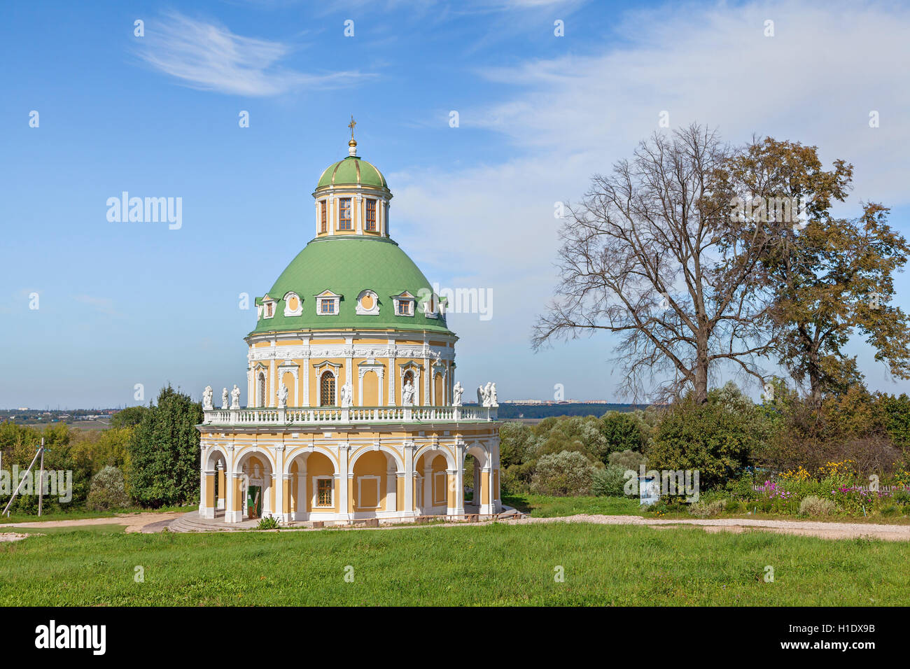 Barock-Kirche der Geburt der Jungfrau Maria in Podmoklovo (XVIII Jahrhundert), Moscow Region, Russland Stockfoto