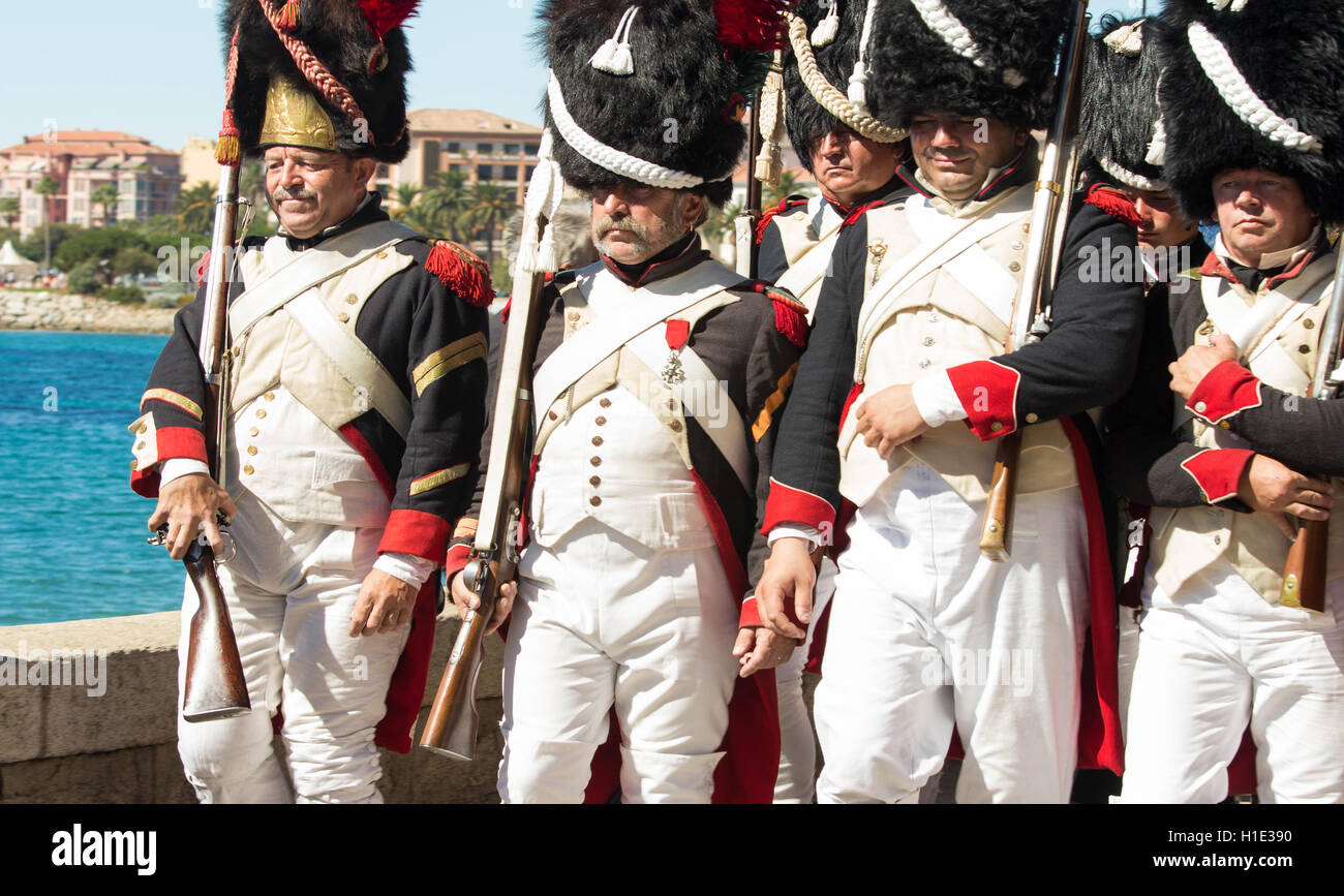 Stadt von Ajaccio, Korsika, Frankreich-August 14, 2016: die Reenactors als napoleonische Soldaten verkleidet. Stockfoto