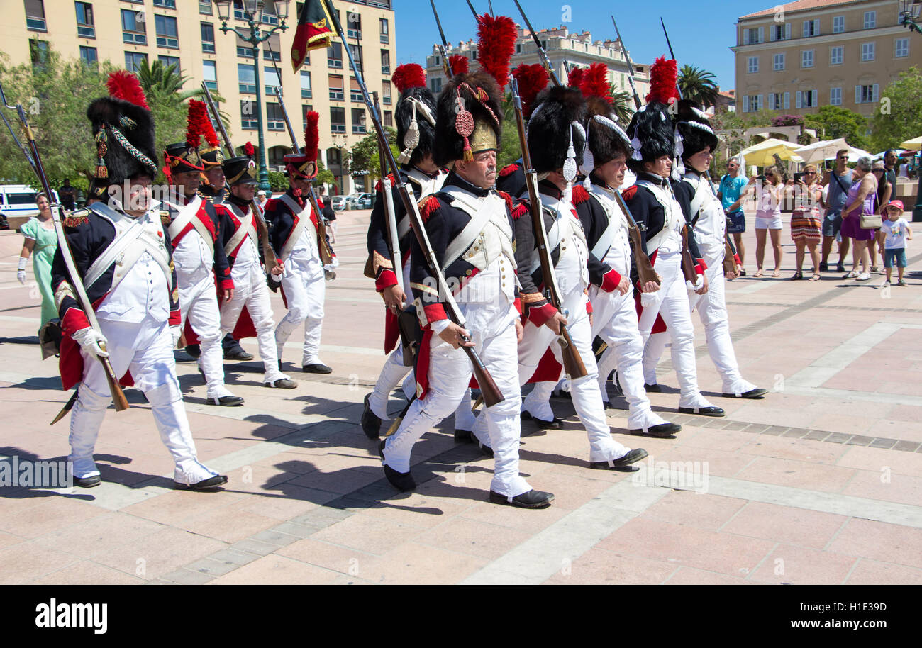 Stadt von Ajaccio, Korsika, Frankreich-August 13, 2016: die Reenactors als napoleonische Soldaten verkleidet. Stockfoto