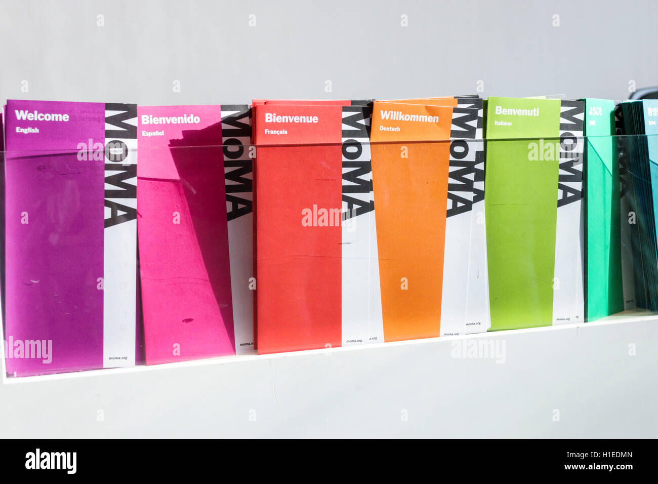 New York City, NY NYC Manhattan, Midtown, Museum of Modern Art, MoMA, Kunstmuseum, Besucherführer, mehrere Sprachen, Französisch, Spanisch, Deutsch, Italienisch, Sprache, RE Stockfoto