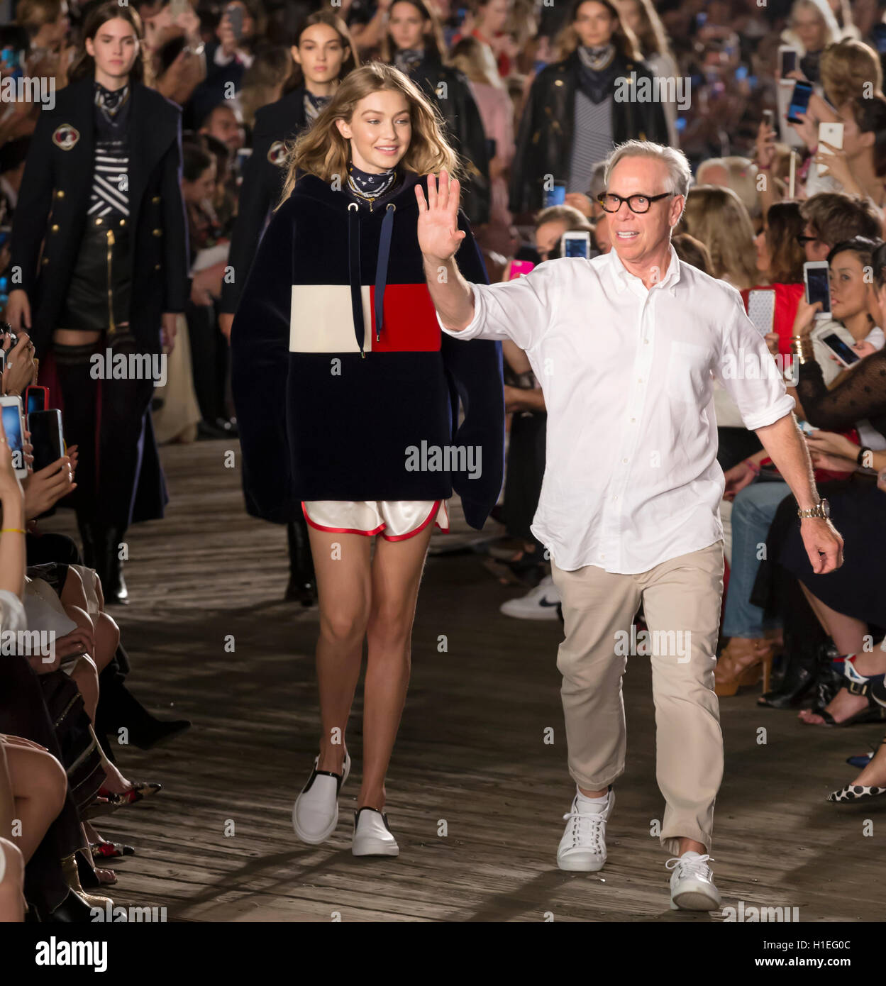 NEW YORK, NY - 9. September 2016: Gigi Hadid und Designer Tommy Hilfiger  Spaziergang die Start-und Landebahn bei Tommy Hilfiger Damen Fashion Show  Stockfotografie - Alamy