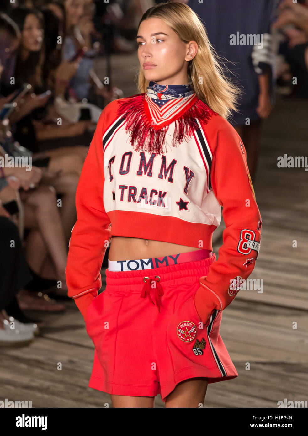 NEW YORK, NY - 9. September 2016: Hailey Baldwin geht die Start-und Landebahn bei Tommy Hilfiger Damen Fashion Show während der NYFW Stockfoto