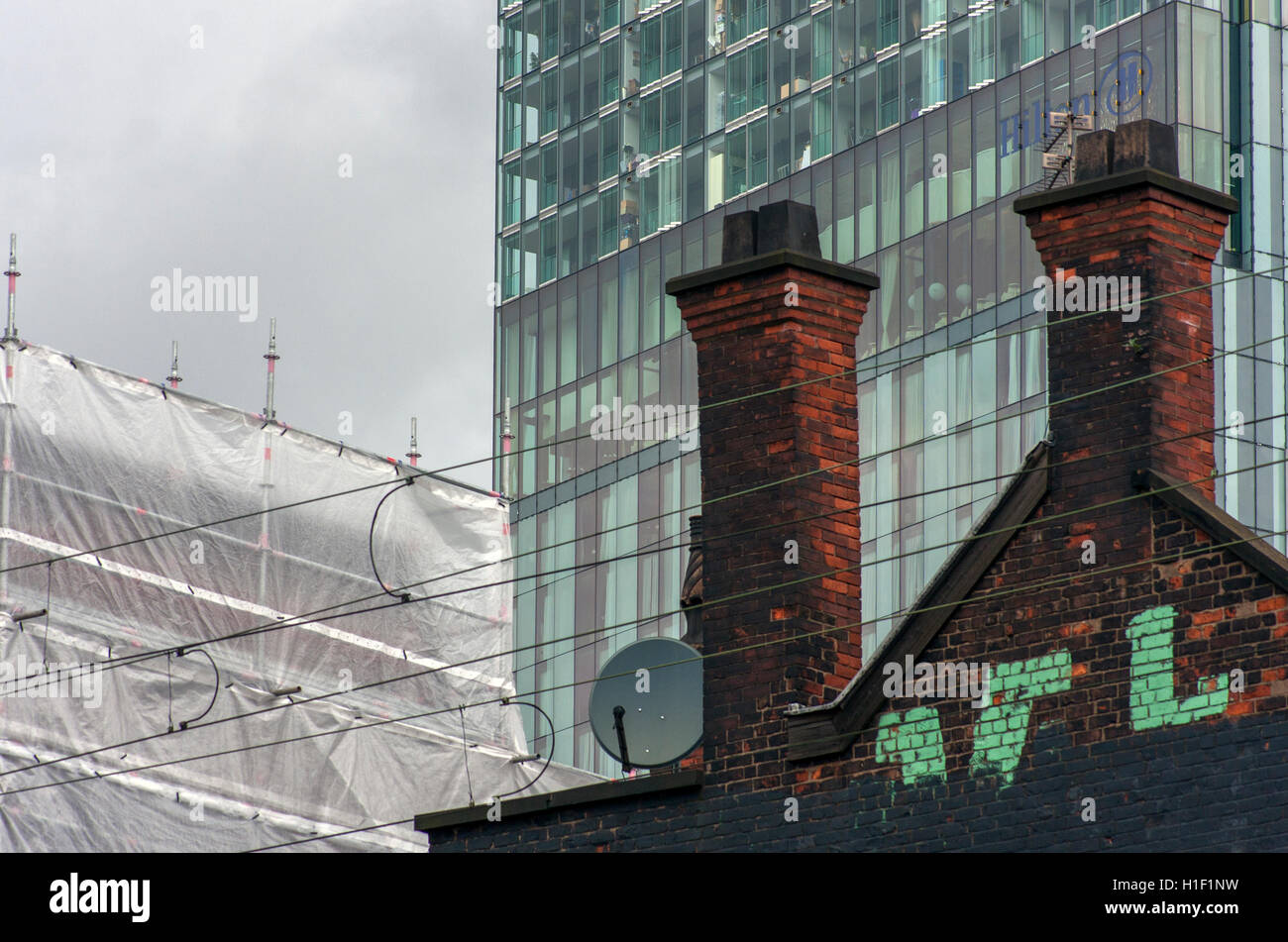 Manchester-Kontraste. Der Beetham Tower, gemauerten Kaminen und Abbrucharbeiten. Die Vergangenheit, die Gegenwart und die Zukunft Stockfoto