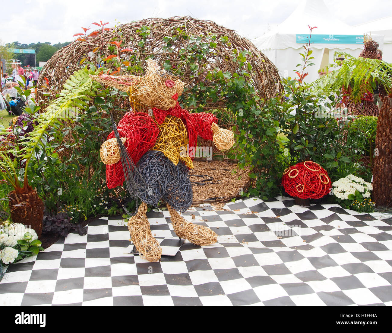 Alice im Wunderland Willow ausstellen von Twigtwisters (Willow Skulptur von Sarah Gallagher-Heyes) an Tatton Garden Flower Show 2016 Stockfoto