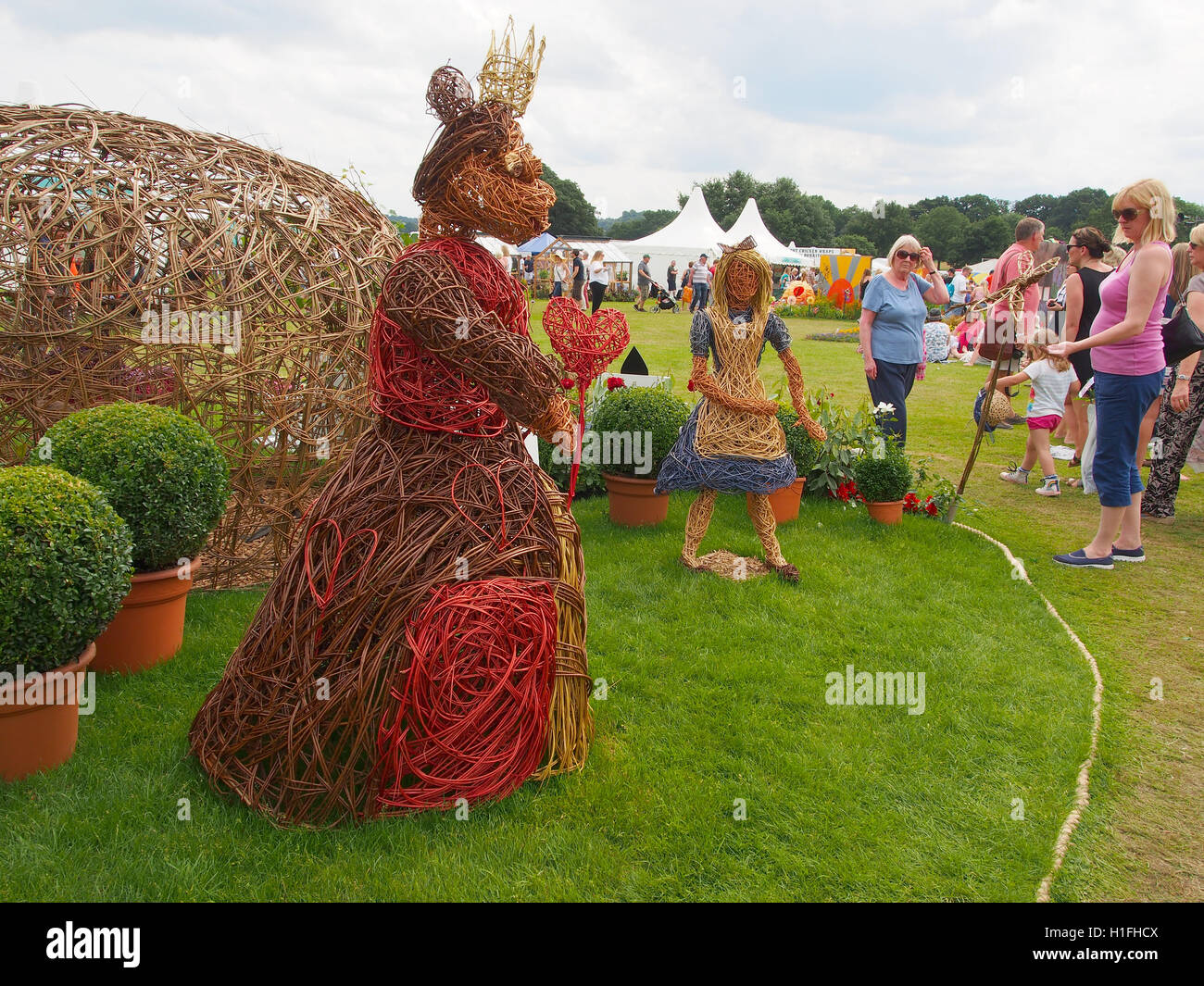 Alice im Wunderland Willow ausstellen von Twigtwisters (Willow Skulptur von Sarah Gallagher-Heyes) an Tatton Garden Flower Show 2016 Stockfoto