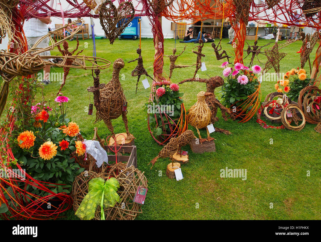 Korbwaren Garten Skulpturen von Twigtwisters (Willow Skulptur von Sarah Gallagher-Heyes) an Tatton Garden Flower Show 2016 gewebt. Stockfoto