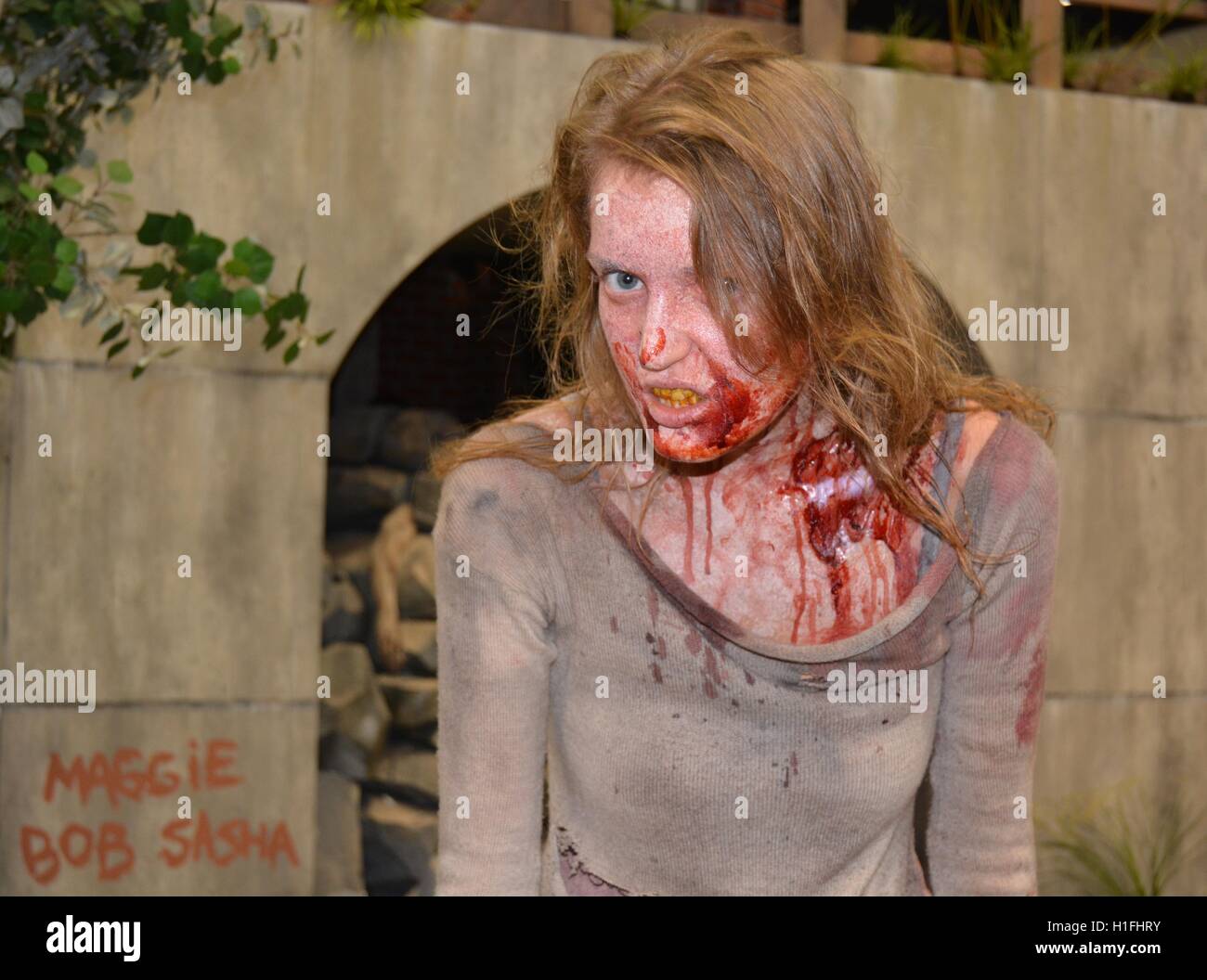 "Walking Dead", TV-Show, Comic-con, rothaarige Mädchen Zombie, Bloody, aus nächster Nähe, rotes Haar-Zombie-Mädchen Nahaufnahme. Stockfoto