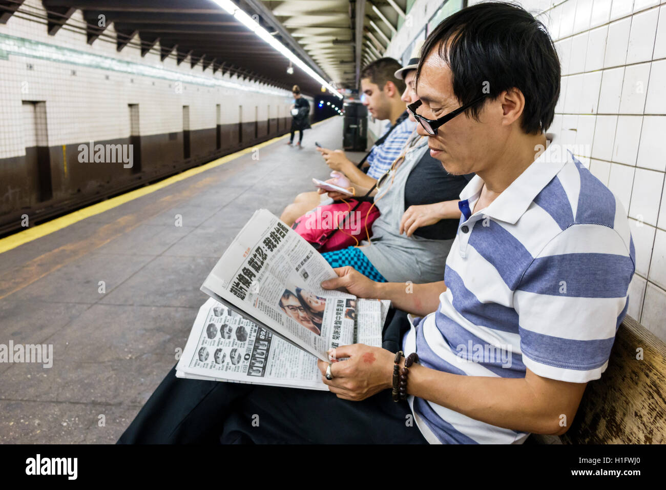 New York City, NY NYC Manhattan, 4th Street Station, U-Bahn, MTA, Plattform, Passagiere Fahrer Fahrer, Pendler, Fahrer, asiatischer Erwachsener, Erwachsene, Männer männlich Stockfoto