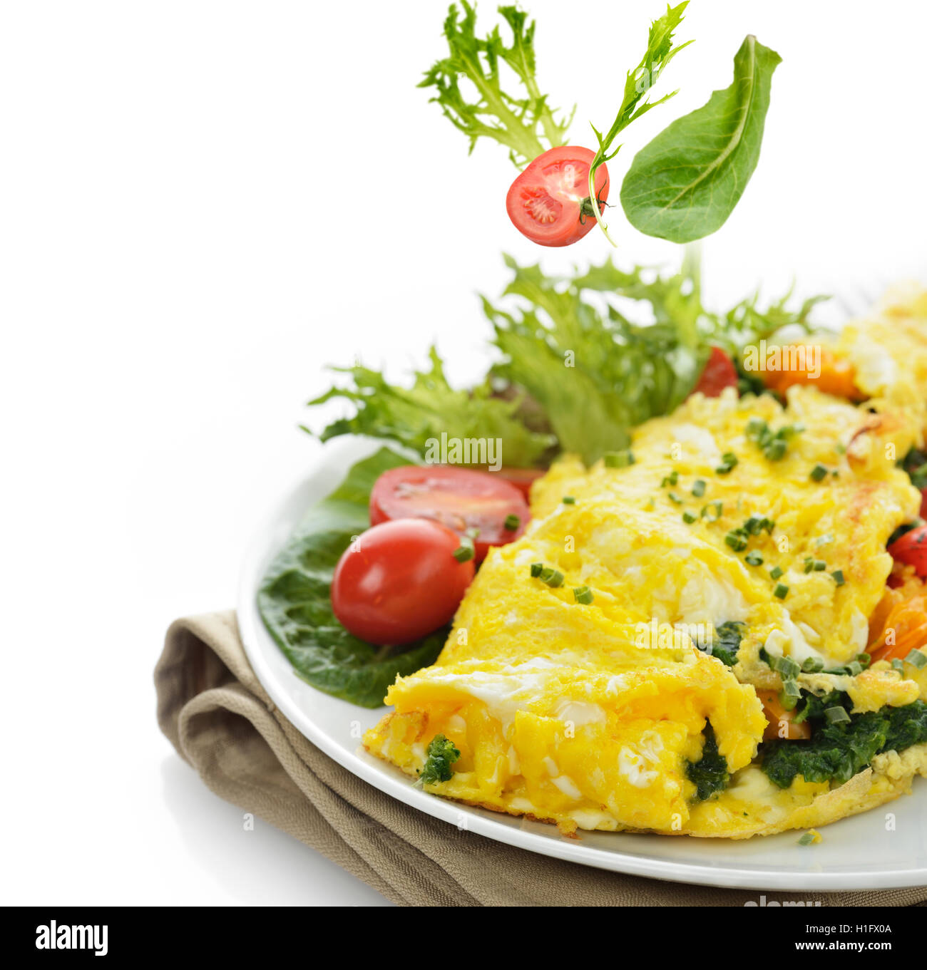Omelett mit Salat und Gemüse Stockfoto