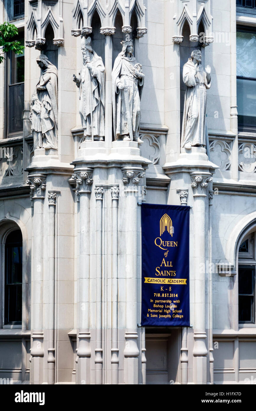 New York City, NY NYC Brooklyn, Fort Greene, Queen of All Saints Church, Katholisch, Religion, Gemeinde, Außenansicht, gotische Wiedergeburt, Banner, heiliger, Statue, Architektur Stockfoto