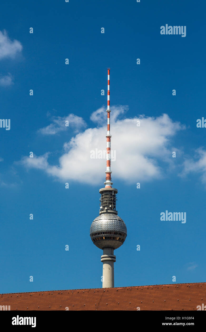 Berliner Fernsehturm hinter einem roten Dach Stockfoto