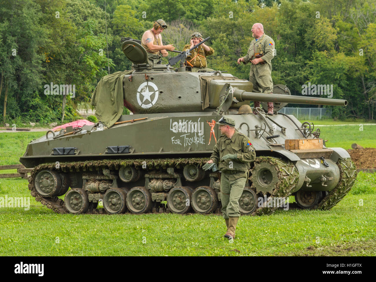 M4A3E8 Sherman-Panzer und seine Crew. Stockfoto