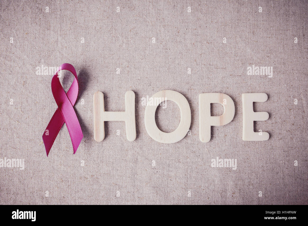 Pink Ribbon und Hoffnung Wort, Muskelaufbau, Hintergrund, Breast Cancer Awareness und Unterleibskrebs Bewusstsein Stockfoto