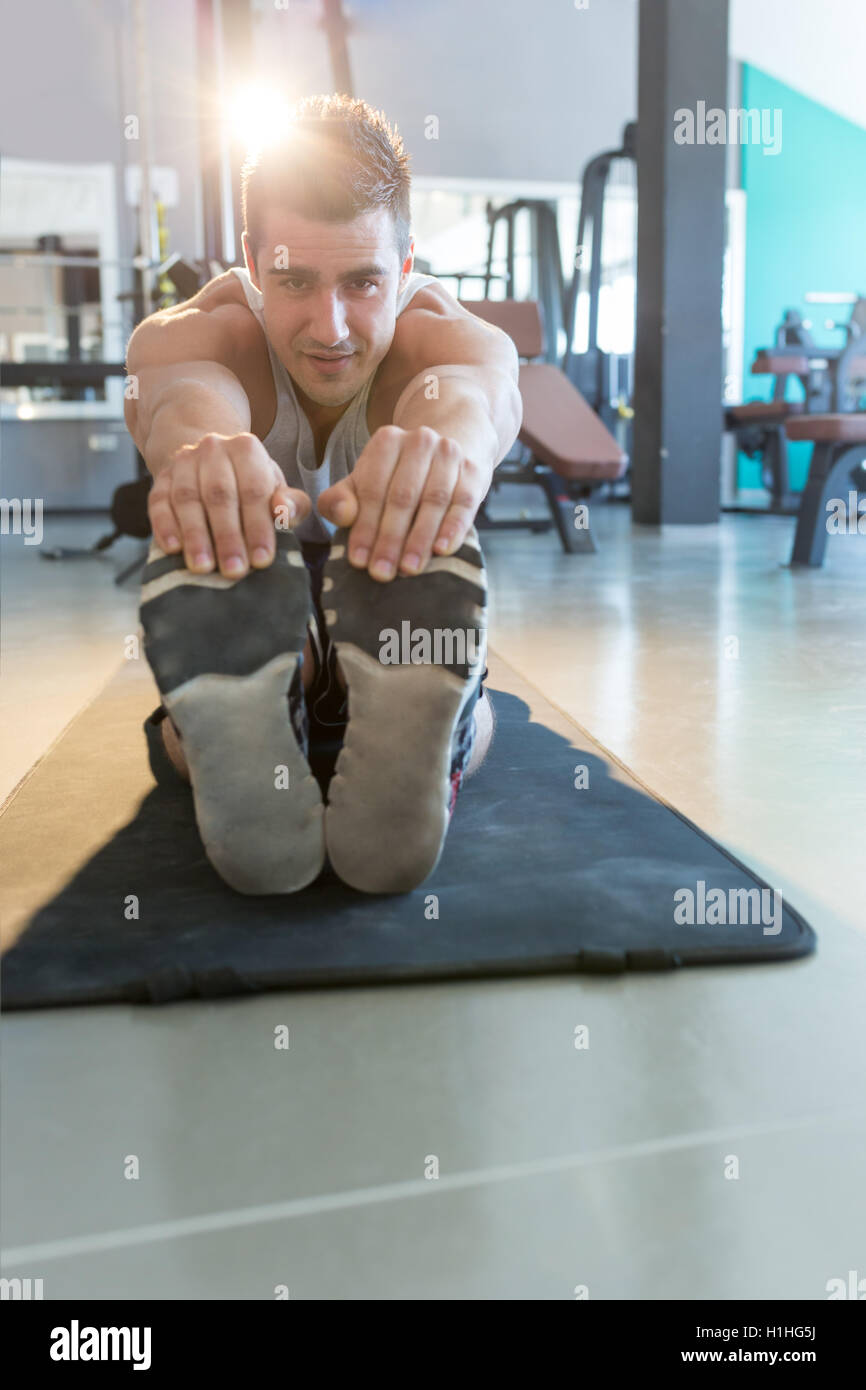 Männlichen Fitness-Modell macht Sit-ups und knirscht Ausübung Bauchmuskeln Stockfoto