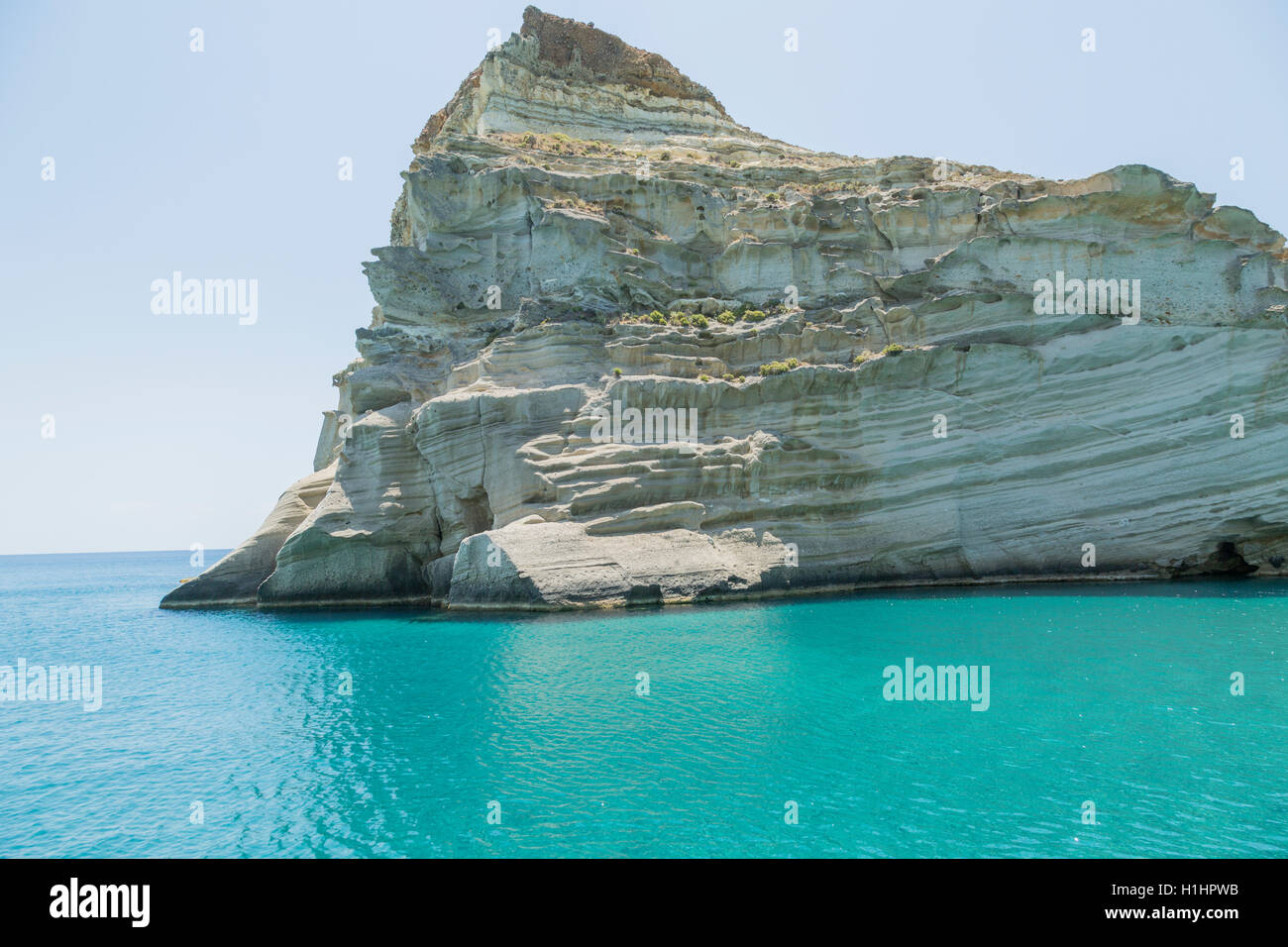 Weiße Felsformation sticht in den blauen Gewässern der ägeischen See auf der Insel dof Milos Griechenland hervor Stockfoto