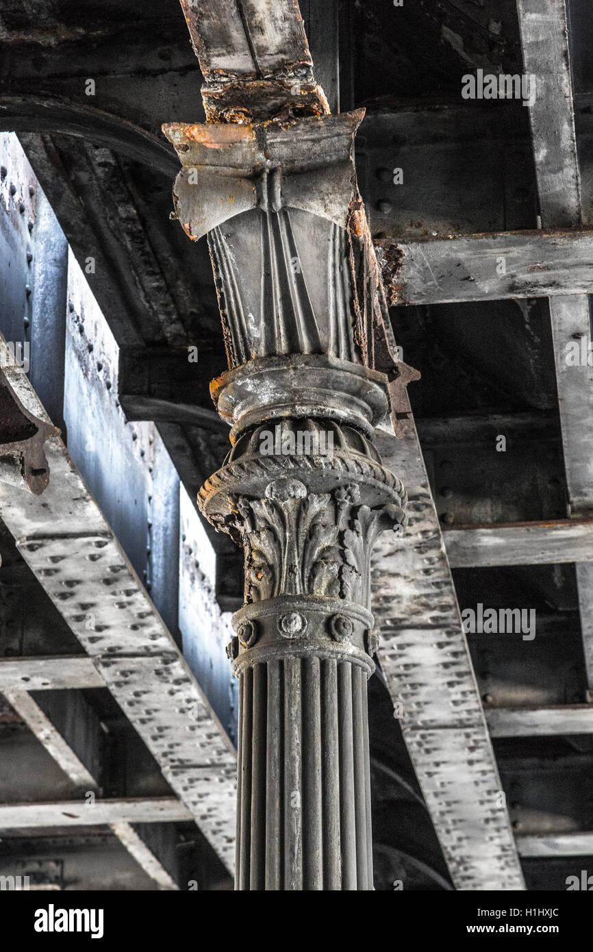 Kopf eines Pfeilers des 19. Jahrhunderts von einer Eisenbahnbrücke Stockfoto