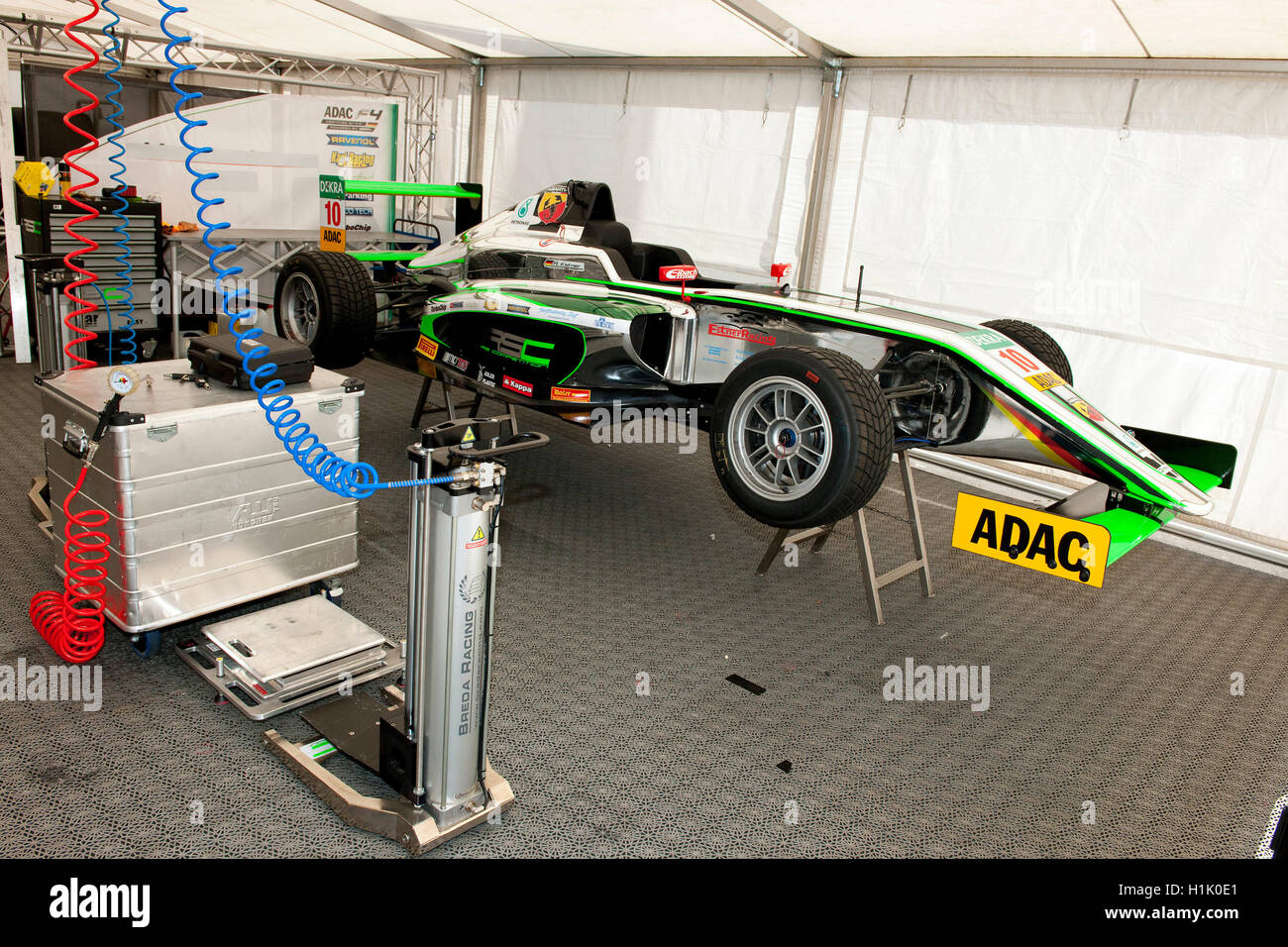 Formel 4-Rennwagen im Feld, Nürburgring, Rhienland-Pfalz, Deutschland, Europa Stockfoto