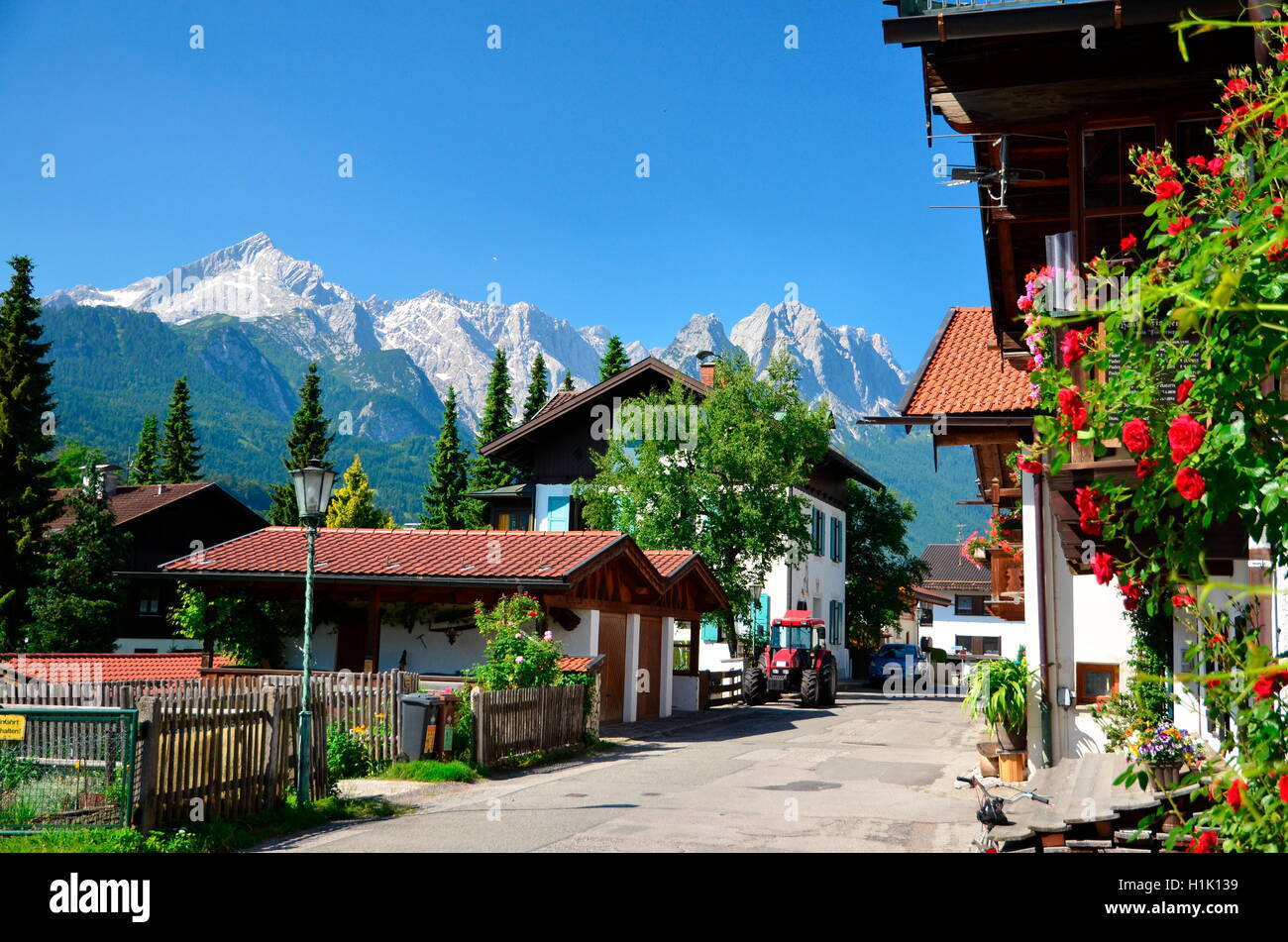 Bauernhaeuser, Blumenschmuck, Wettersteingebirge, Bayern, Garmisch-Partenkirchen, Deutschland Stockfoto