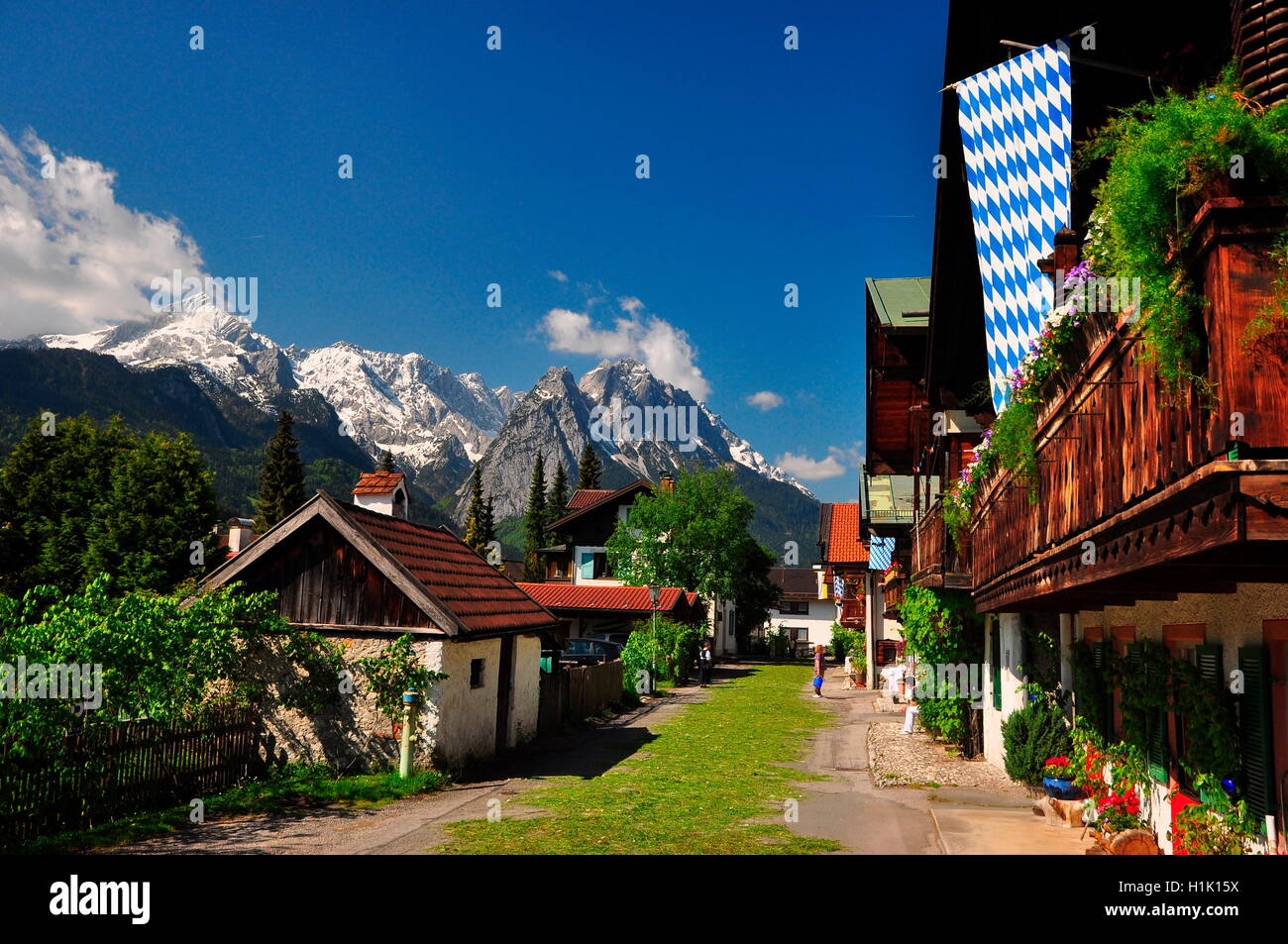 Bauernhaeuser, Wettersteingebirge, Zugspitzgruppe, Bayern, Garmisch-Partenkirchen, Deutschland Stockfoto