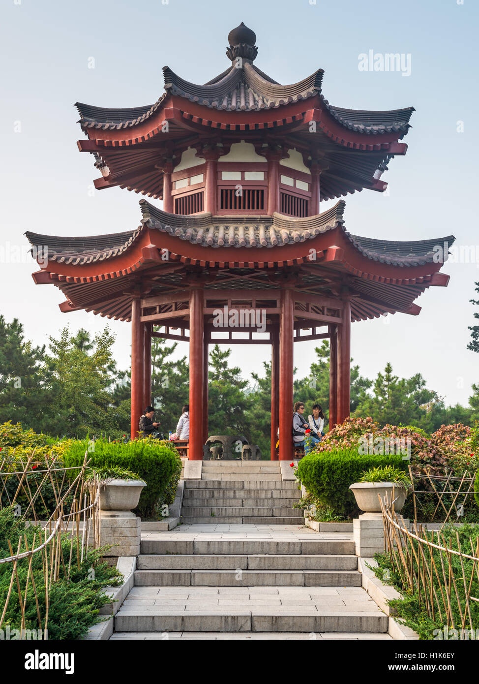 Leute sitzen unter einer Pagode auf dem Gebiet der großen Wildgans-Pagode befindet sich in Xian Stockfoto