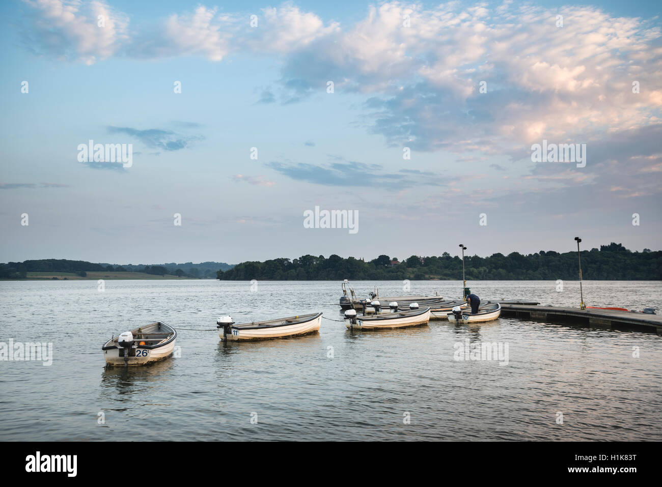 Landschaftsbild der schönen bei Sonnenuntergang von Freizeitbooten vertäut am Steg im See am Ende des Sommertag Stockfoto