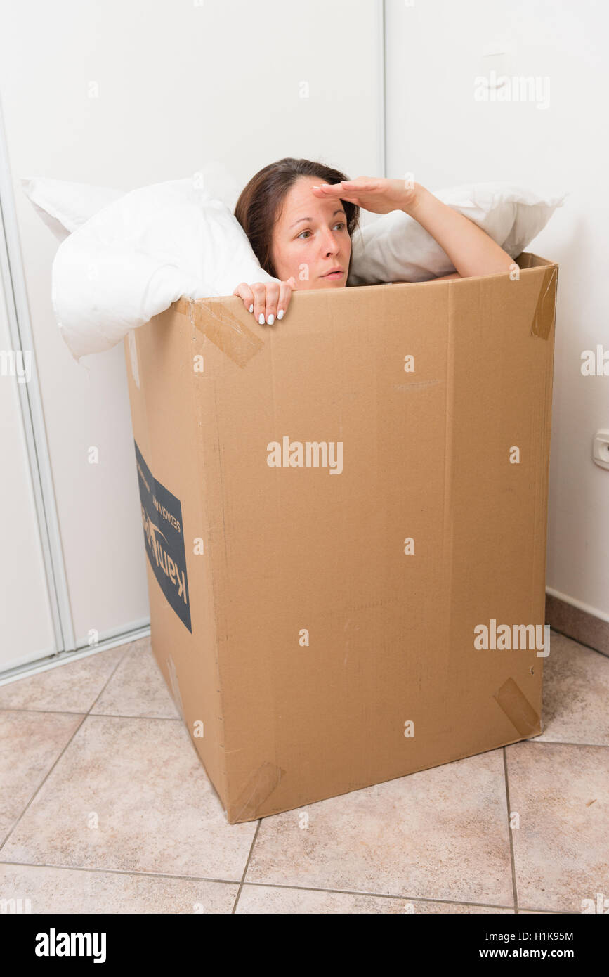 Junge Frau auf der Suche nach dem Auspacken Stockfoto