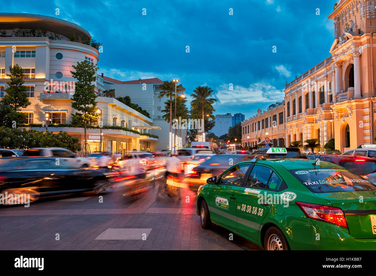 Autos im Verkehr in der Le Thanh Ton Straße in der Dämmerung. Bezirk 1, Ho Chi Minh Stadt, Vietnam. Stockfoto