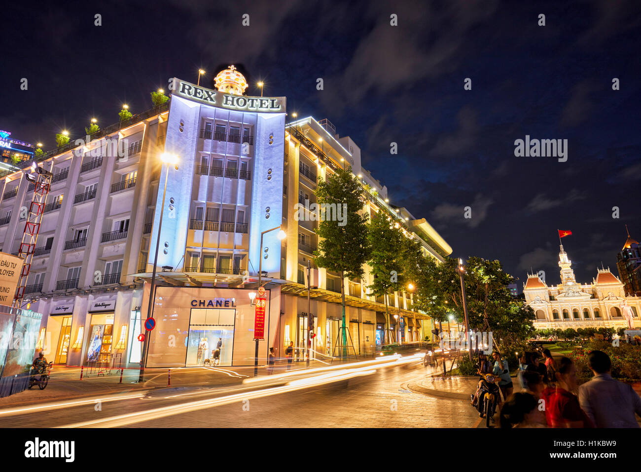 Rex Hotel leuchtet in der Dämmerung. Ho Chi Minh City, Vietnam. Stockfoto