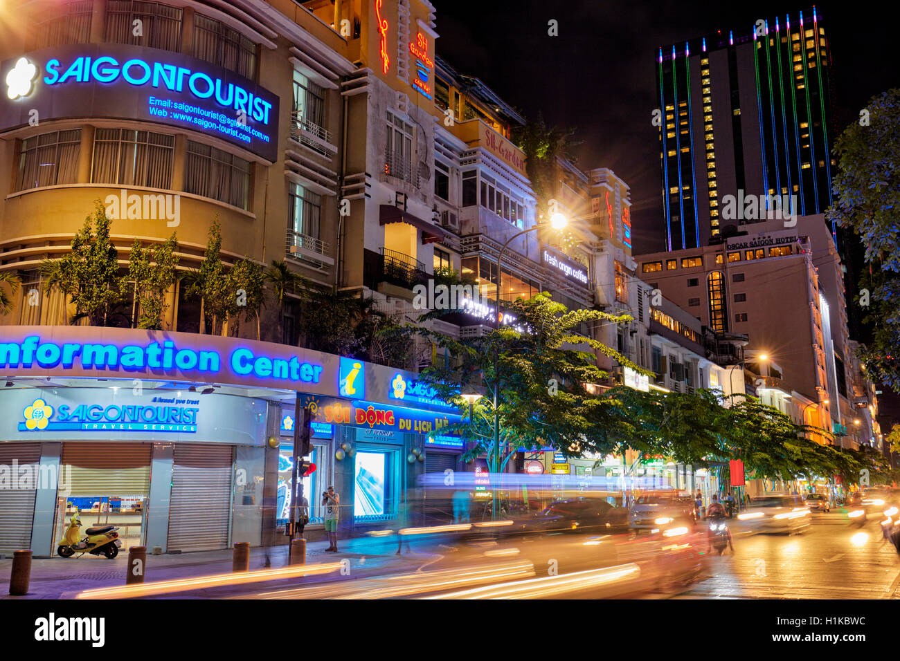 Nguyen Hue Straße in der Abenddämmerung. Ho-Chi-Minh-Stadt, Vietnam. Stockfoto