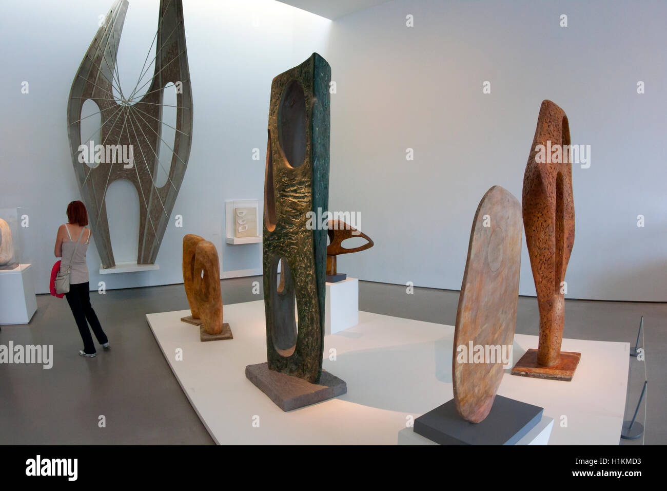 Kunstgalerie Interieur mit Barbara Hepworth Skulpturen Stockfoto