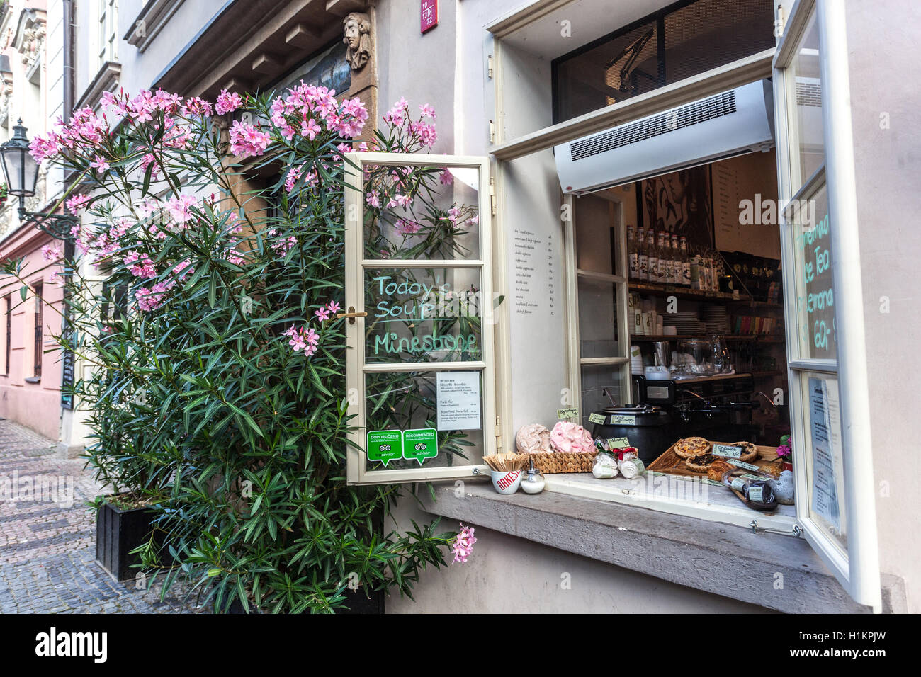 Prager Street Bar Café, öffnet ein Restaurantfenster in Kleinstadt Prag Mala Strana Straße Tschechische Republik Stockfoto