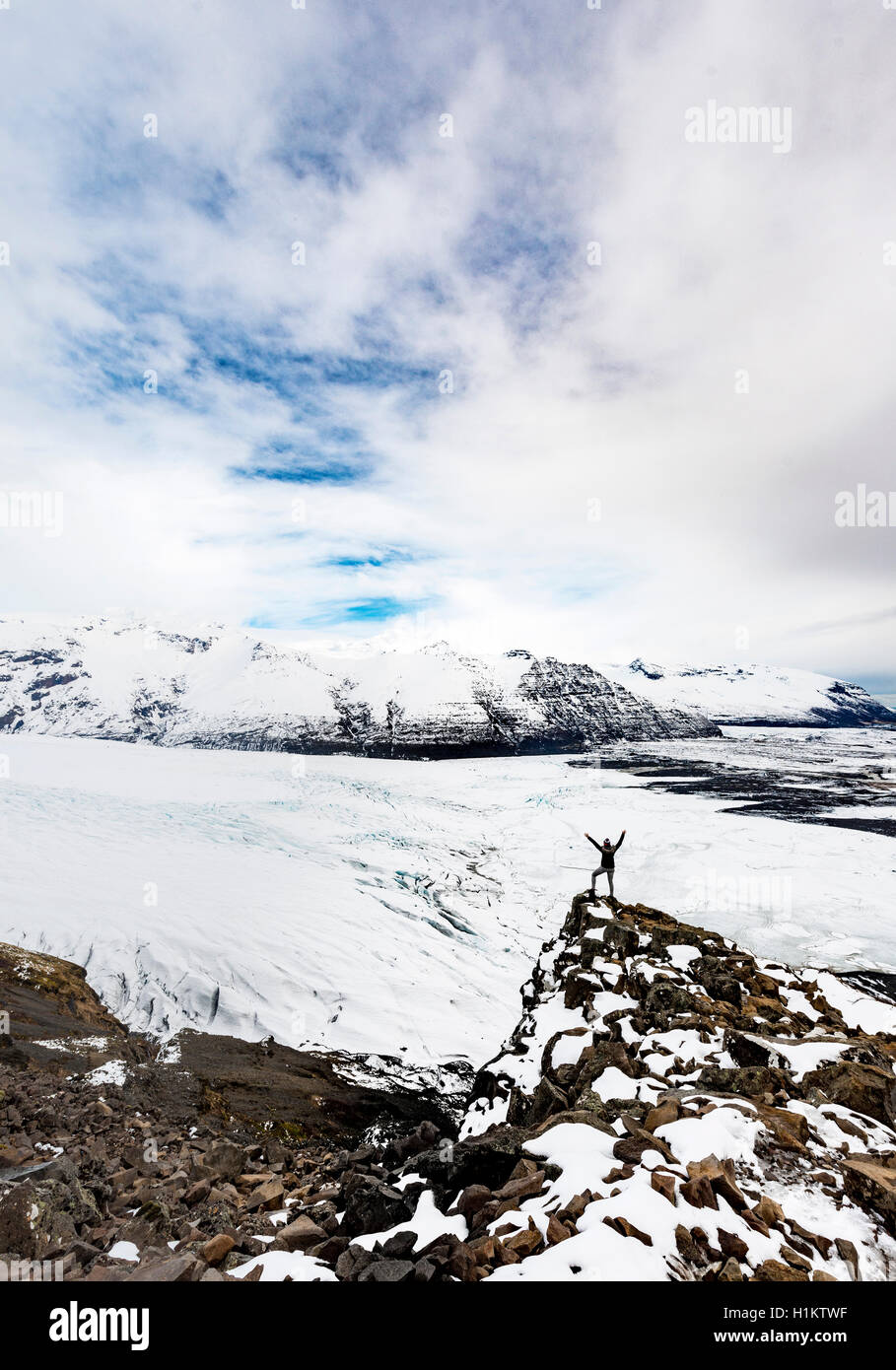 Skaftafelljökull Gletscher, Wanderer mit ausgestreckten Armen, Vatnajökull National Park, Region Süd, Island Stockfoto