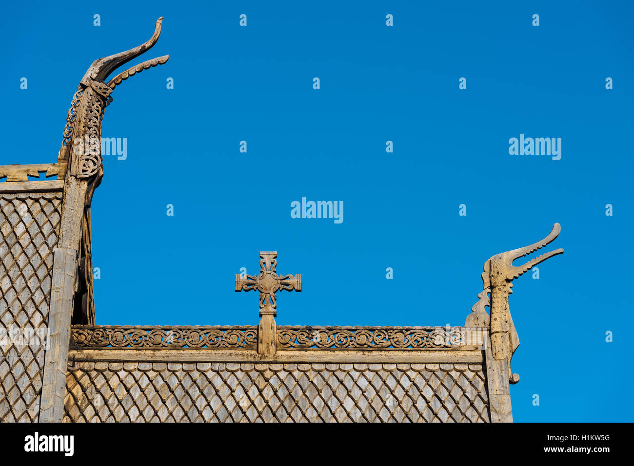 Dach mit Holzschindeln Holzkreuz und Dragon Head, Stabkirche Lom, Lom, Oppland, Norwegen Stockfoto