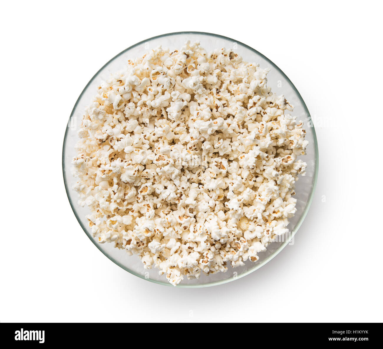 Leckere gesalzene Popcorn in eine große Glasschüssel isoliert auf weißem Hintergrund. Stockfoto