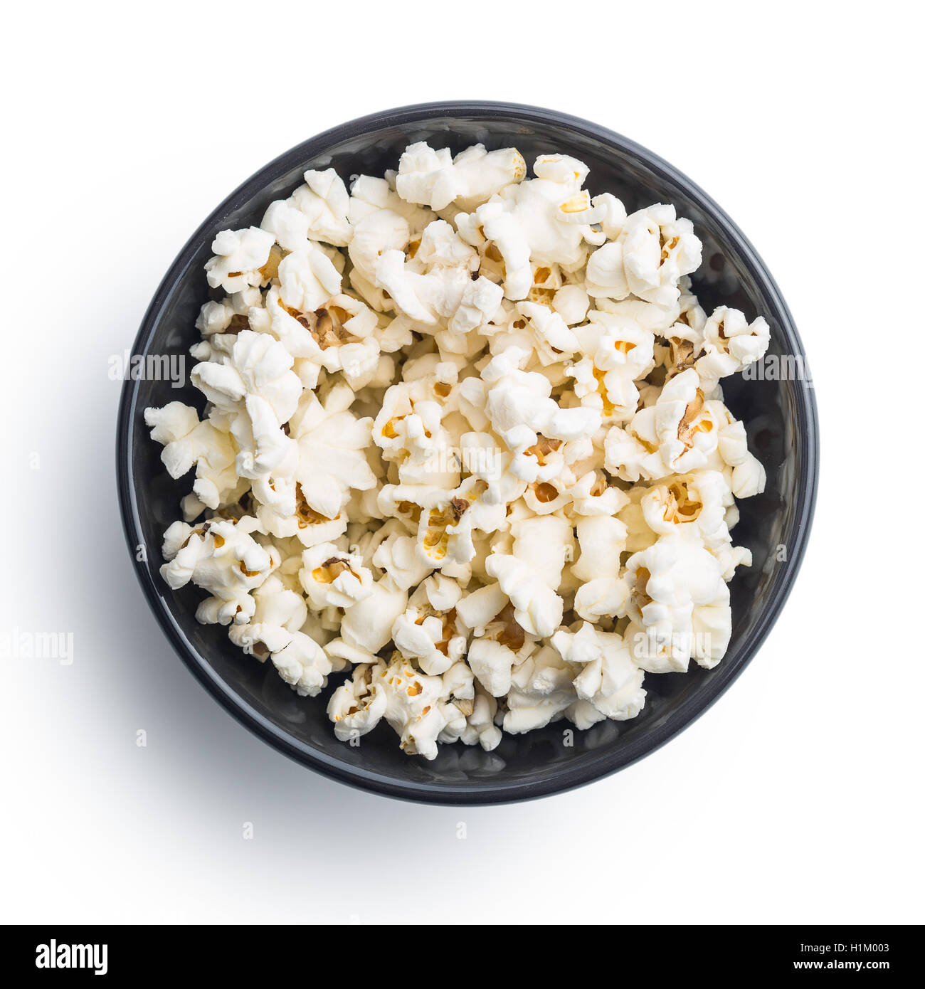Leckere gesalzene Popcorn in Schüssel isoliert auf weißem Hintergrund. Stockfoto