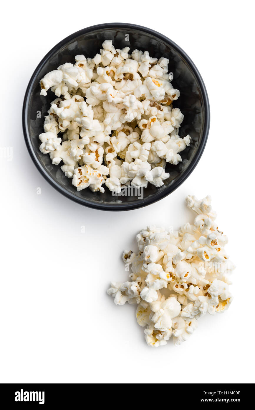 Leckere gesalzene Popcorn in Schüssel isoliert auf weißem Hintergrund. Stockfoto