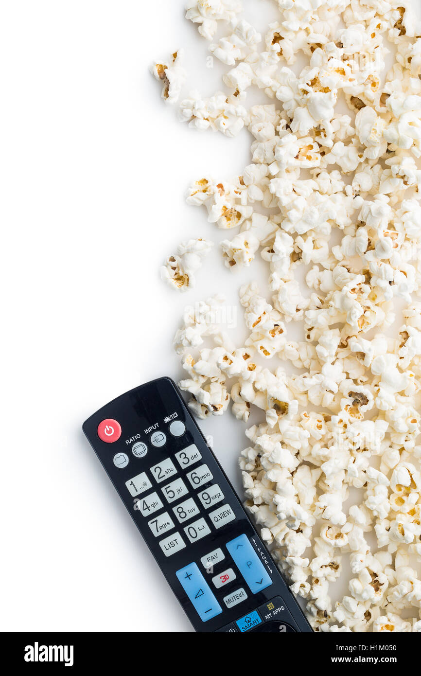 Leckeres Popcorn und tv-Fernbedienung. Ansicht von oben. Stockfoto