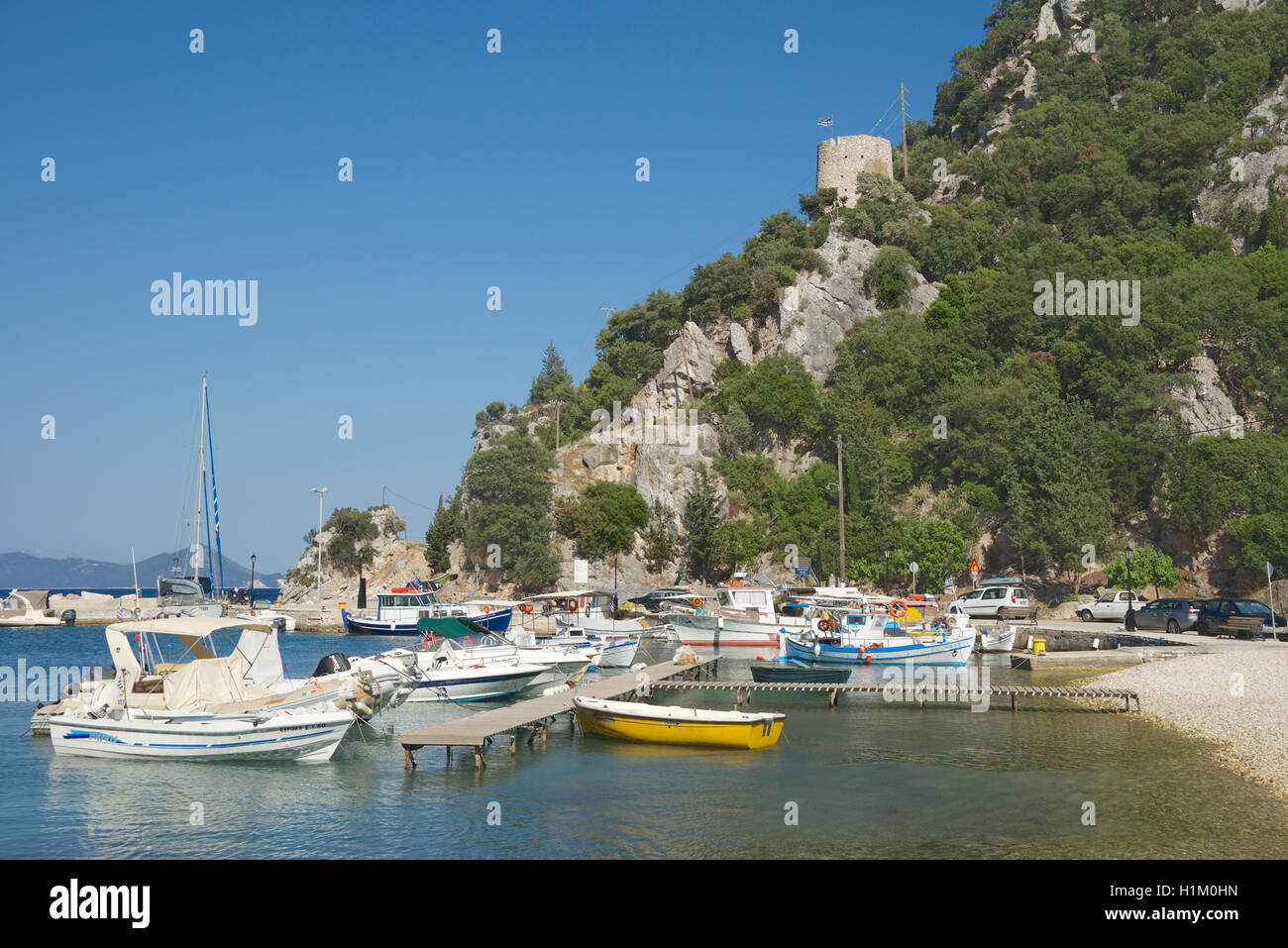Festgemachten Boote und venezianischen Turm frika Port Ithaka Ionische Inseln Griechenland Stockfoto